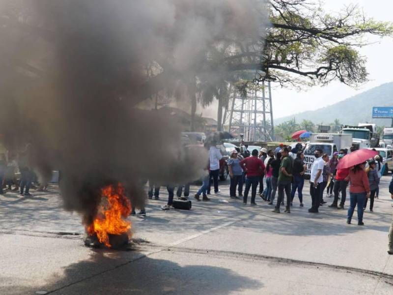 Empleados del Ministerio Público en toma de carretera.