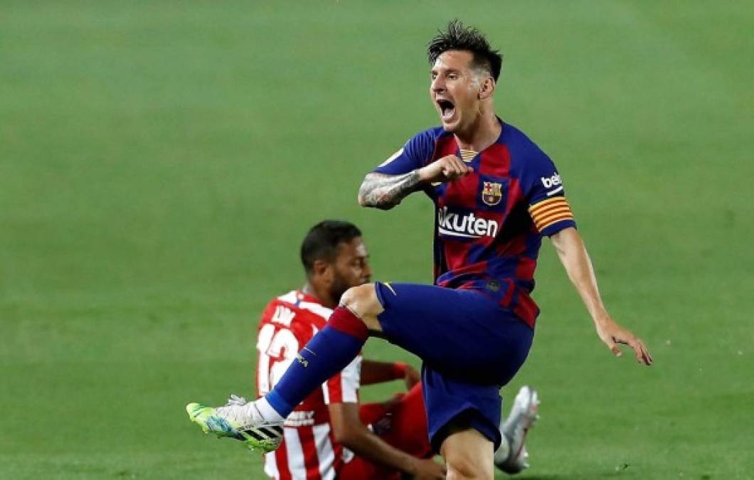 Messi le pegó una patada al balón en protesta por la falta en contra que le pitó el árbitro.