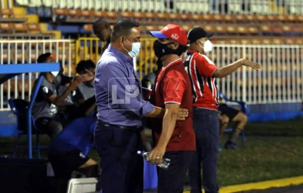 El cordial saludo entre Pedro Troglio y Jhon Jairo López previo al inicio del partido Olimpia-Honduras Progreso en el estadio Nacional.