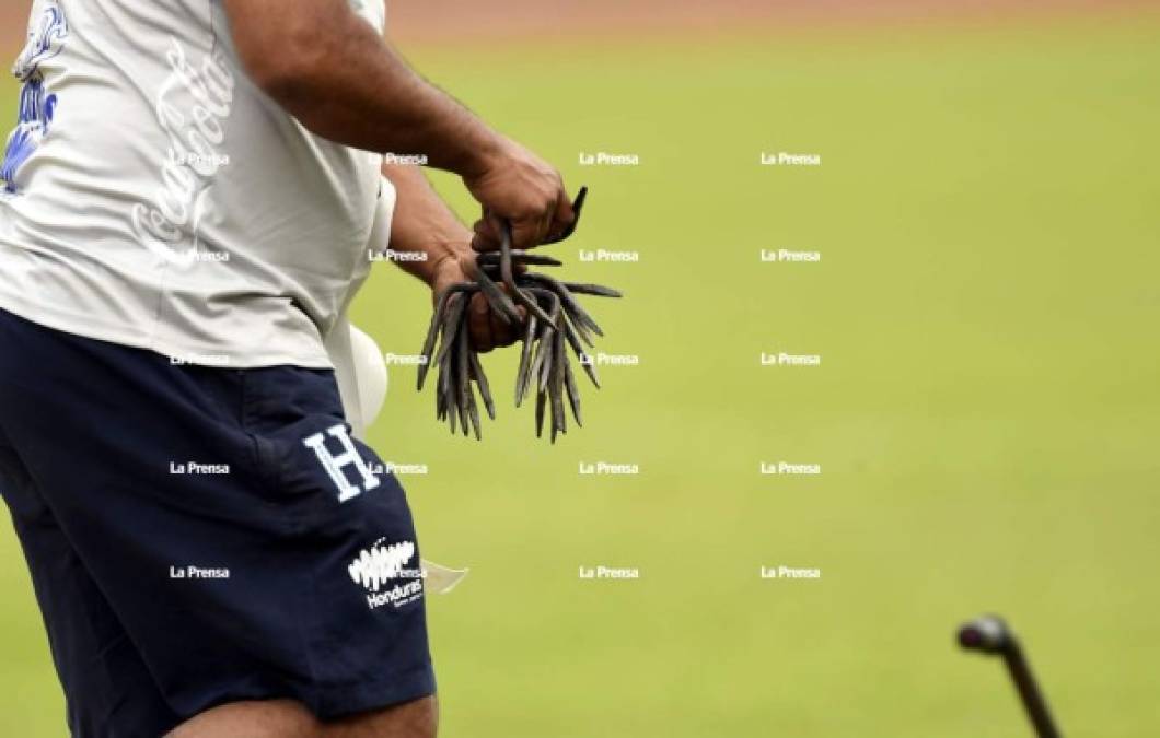 Los clavos que usan los de utilería de la Selección para sostener las estructuras sólidas con las que fortalecen las labores físico-tácticas en la cancha del Olímpico.