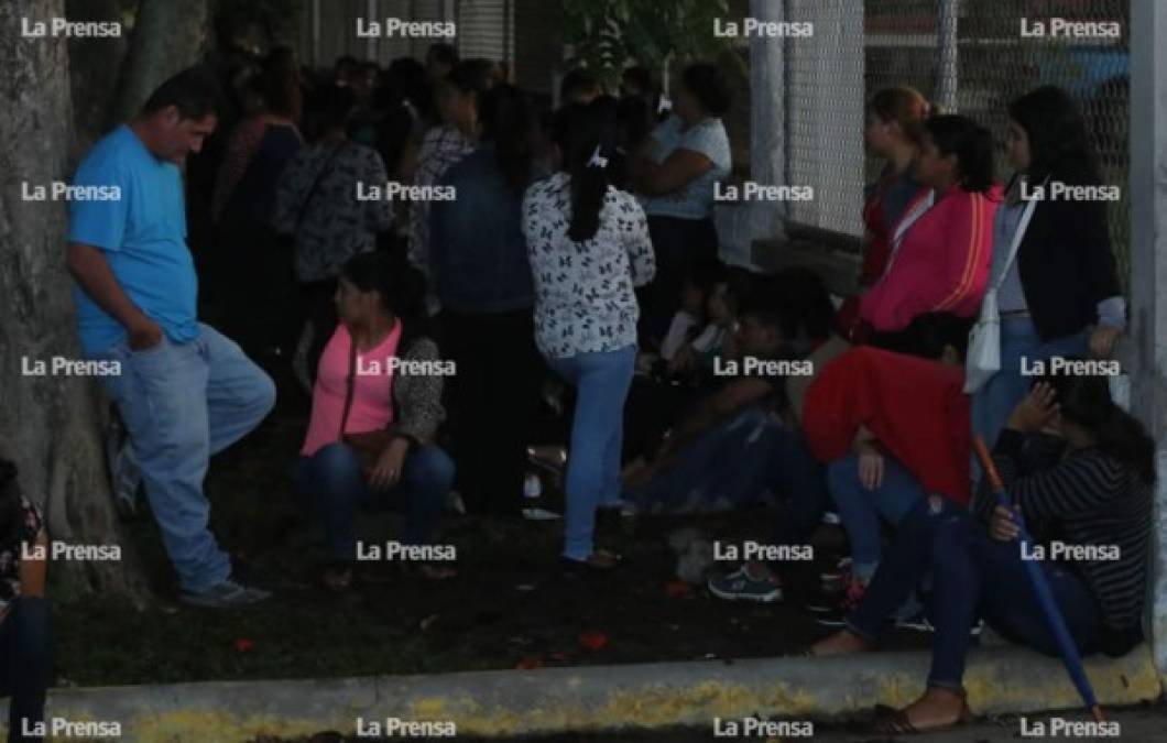 La desesperación por obtener una oportunidad laboral lleva a miles de hombres y mujeres a exponerse al frío, la lluvia y el desvelo durante varios días consecutivos.