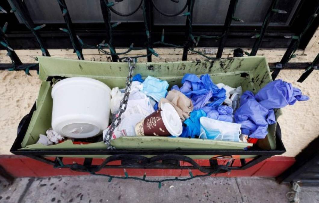 Un recipiente lleno de basura, máscaras desechadas y guantes protectores al otro lado de la calle del Centro Hospitalario Elmhurst en Queens, Nueva York. Esto ahora pone en riesgo la protección de todos. EFE