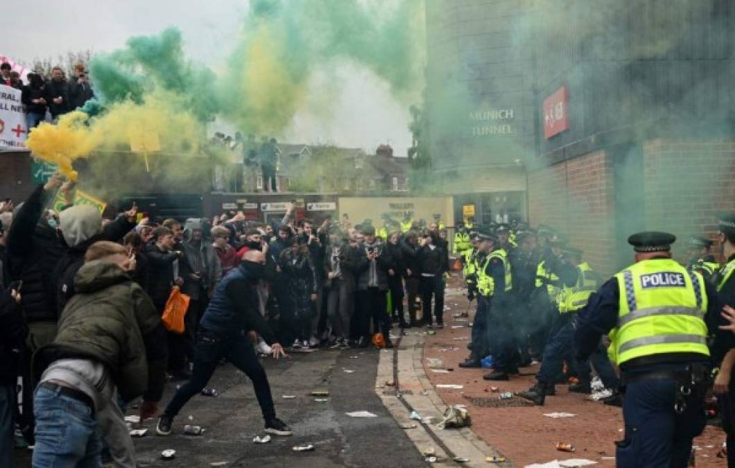 El partido entre el Manchester United y el Liverpool ha sido pospuesto por las protestas ocurridas este domingo en Old Trafford, que fue invadido por unos 200 aficionados.<br/>