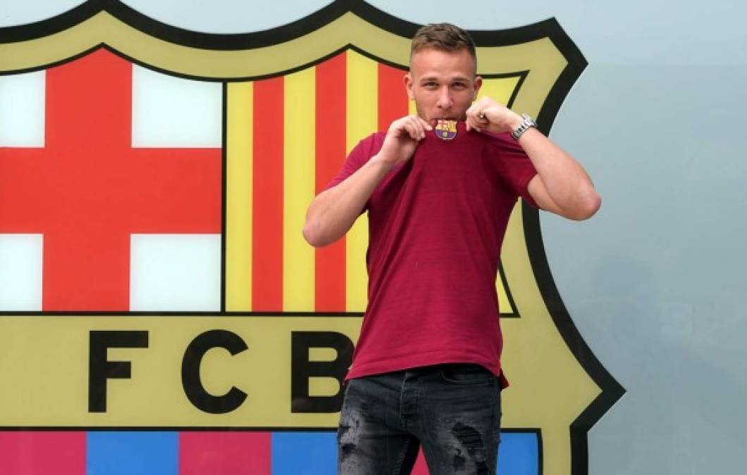 El nuevo jugador del Barcelona, el brasileño Arthur, ha aterrizado este miércoles en la Ciudad Condal para formalizar su contrato con el equipo blaugrana y cumplir así un 'sueño de la infancia' y sentirse 'un privilegiado' por formar parte del club blaugrana.