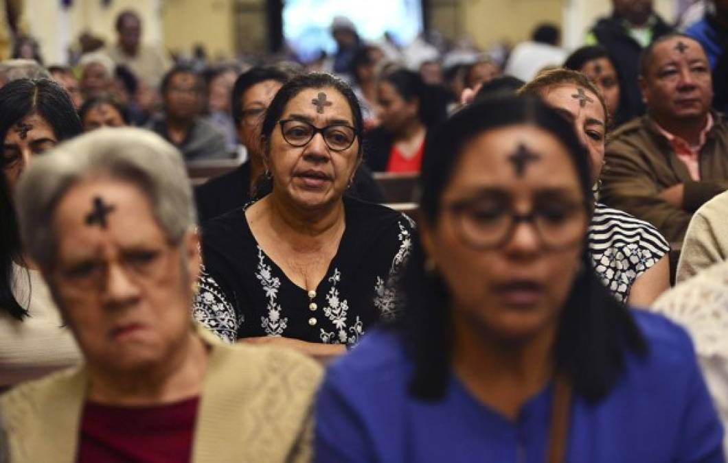 Feligreses de la iglesia católica asistieron hoy a la misa en la catedral de Tegucigalpa, para dar inicio al tiempo de cuaresma.