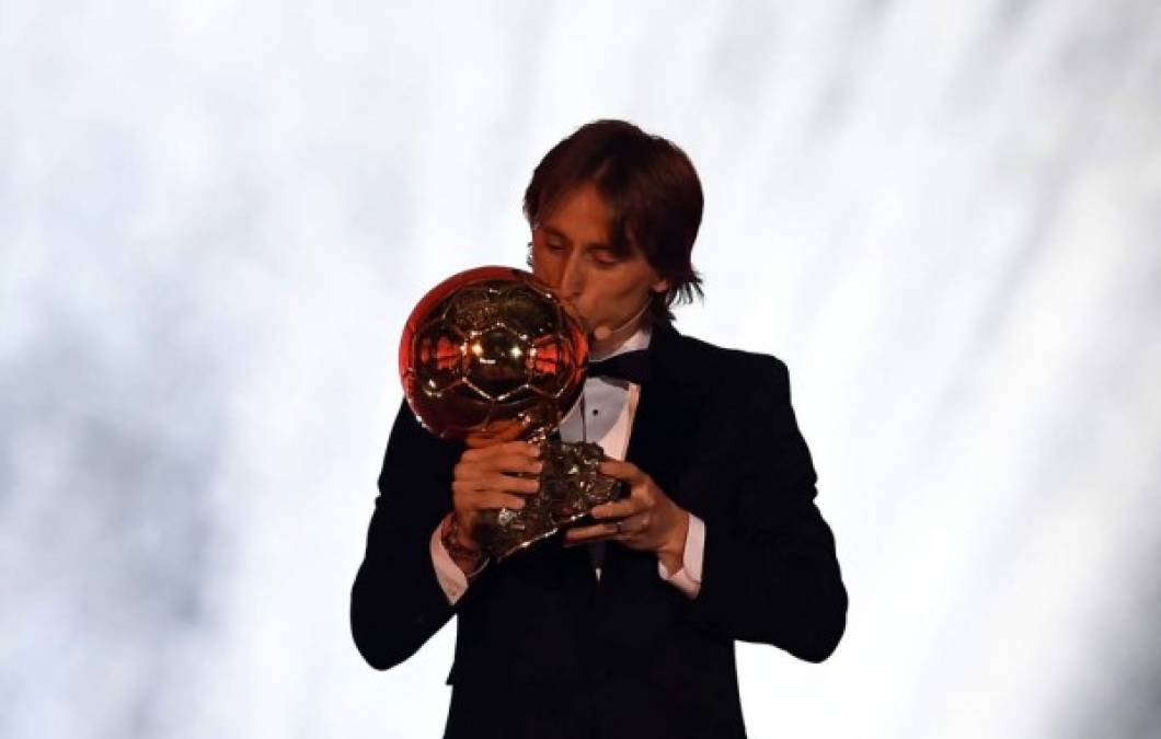 Luka Modric besando su Balón de Oro.
