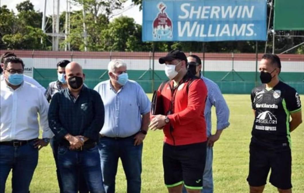 Martín 'Tato' García dando su primera charla como entrenador del Marathón.