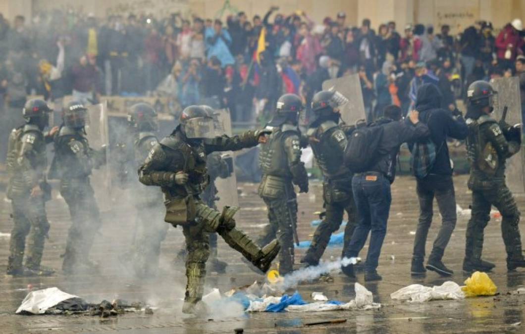 'Algunas minorías han cometido numerosos actos vandálicos y agredido a nuestros policías', manifestó en su cuenta de Twitter el alcalde de Bogotá, Enrique Peñalosa, quien agregó que también hay disturbios en los alrededores de la Universidad Nacional y en el cruce de las avenidas Suba y Boyacá, en el norte de la capital.