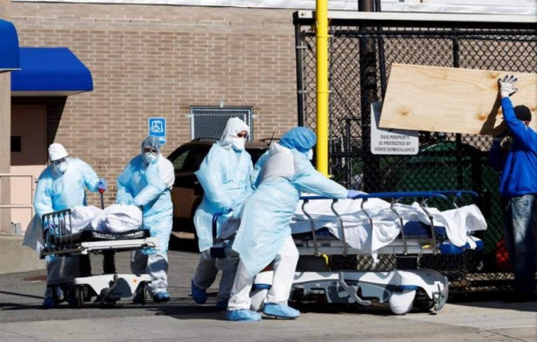 Las funerarias de Nueva York están desbordadas, los camiones refrigerados se estacionan frente a los hospitales para recibir cadáveres, y un concejal neoyorquino revela un plan de emergencia para hacer entierros temporarios en un parque de la ciudad que el lunes registraba 3,485 muertos por el coronavirus.