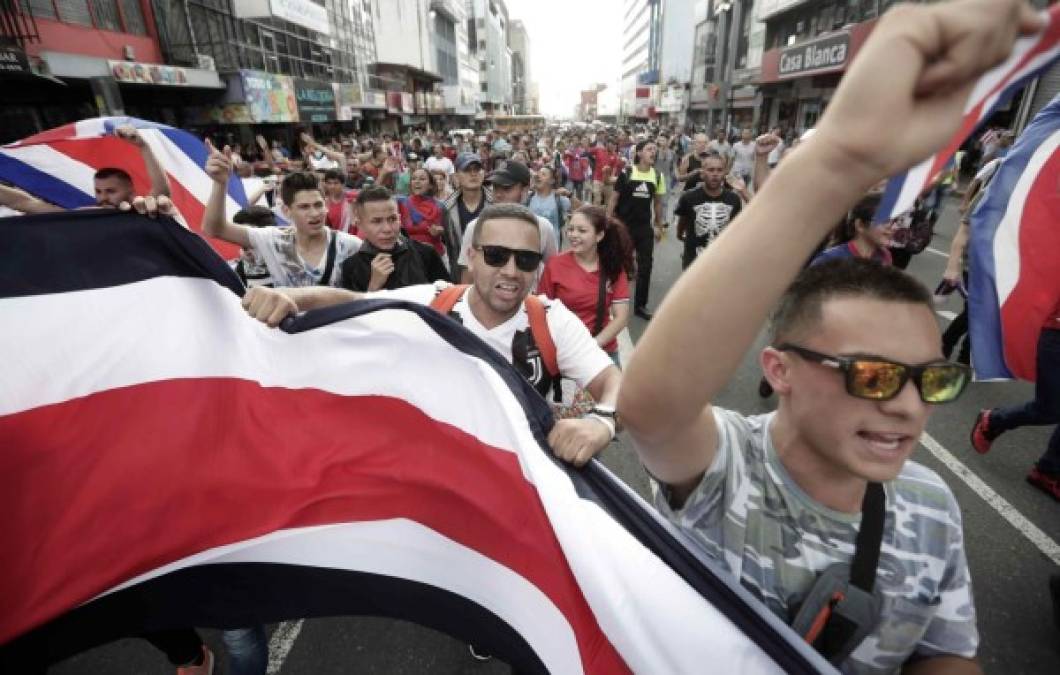 Mostrando su peor rostro, cientos de costarricenses se manifestaron ayer en San José, contra el ingreso de nicaragüenses que huyen de la sangrienta crisis en su país y piden asilo en la nación vecina. La violenta protesta terminó en disturbios, ofensas y varios detenidos.