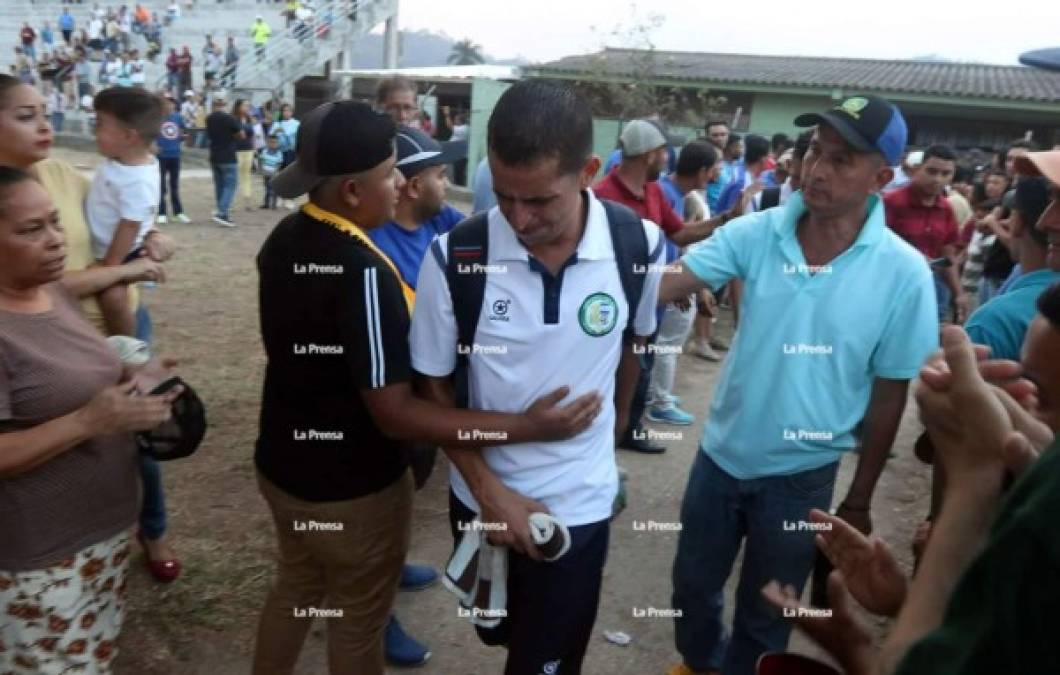 Los aficionados del Real de Minas le hicieron un pasillo a los jugadores del Juticalpa FC, que descendió a Segunda División. Oliver Morazán dejó el estadio entre lágrimas.