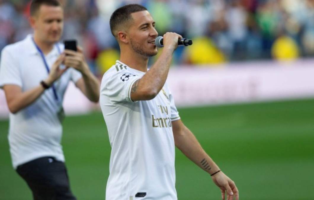 Tras el beso al escudo, Eden Hazard dio un grito de Hala Madrid.