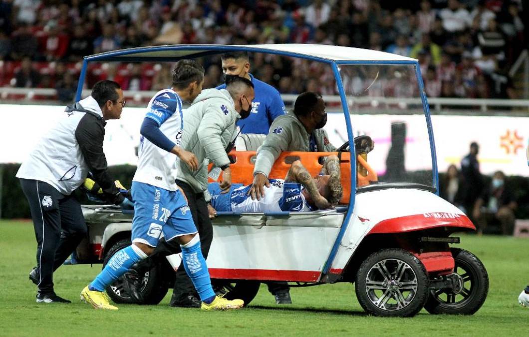 El jugador del Puebla fue traslado en ambulancia entre aplausos inclusive de la afición de las Chivas.