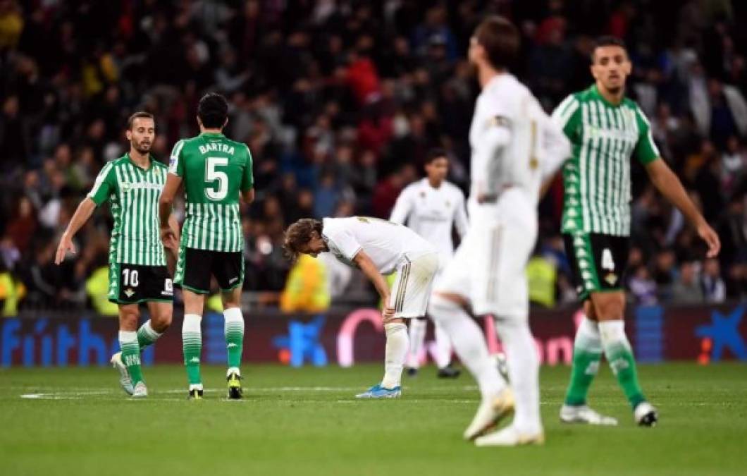 Luka Modric, agotado en el centro del campo al final del partido.