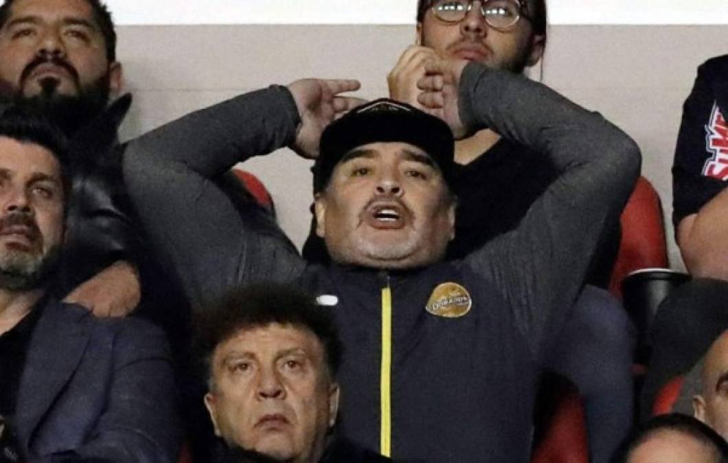 Diego Maradona vivió con intensidad el partido de los Dorados de Sinaloa en la vuelta de la final de la Liga de Ascenso contra Atlético San Luis.