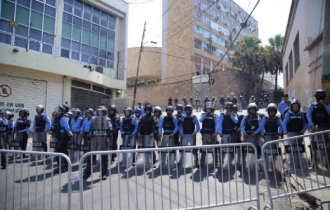 La movilización inició desde el Seguro Social de La Granja y posteriormente se trasladará por la Calle Real de Comayagüela hasta llegar al Parque Central, zona que se mantiene completamente cerrada por contingentes policiales.