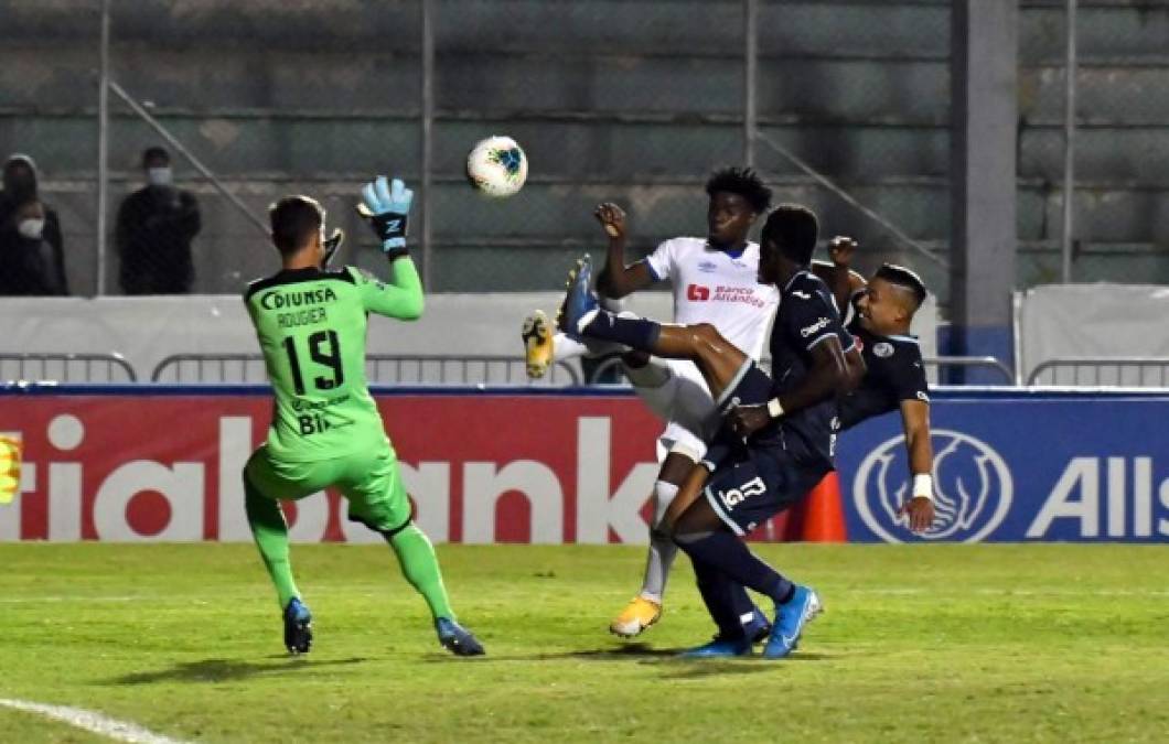 Maylor Núñez le levantó el balón a Jonathan Rougier para marcar el 1-0 del Olimpia. Ni Emilio ni Decas pudieron evitar el disparo del lateral olimpista.