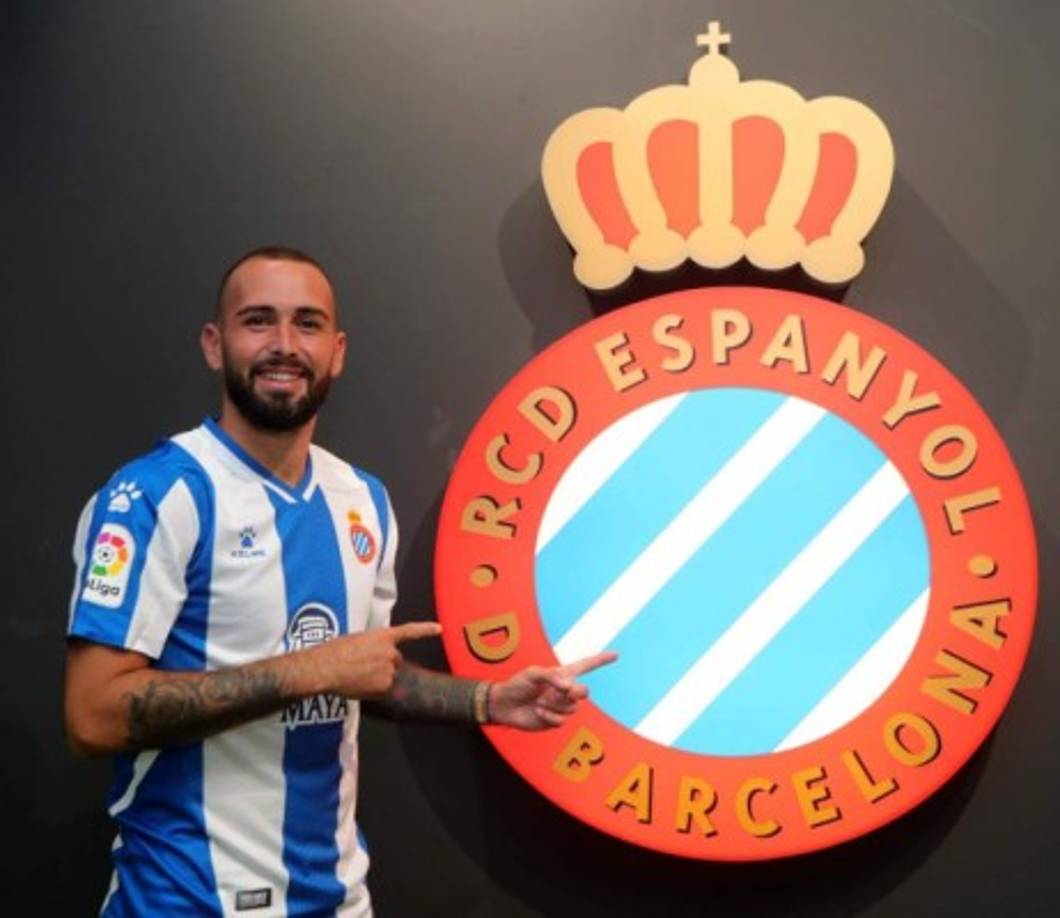 El RCD Espanyol ha anunciado el fichaje de Aleix Vidal, que se encontraba sin equipo tras finalizar su contrato con el Sevilla. El lateral diestro catalán firma por dos temporadas y una opcional.