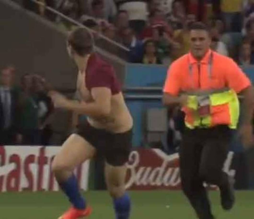 El ruso Vitaly Zdorovetskiy, novio de la chica que detuvo la final de Champions League entre Liverpool vs Tottenham, hizo lo mismo en el 2014 al ingresar y parar la final del Mundial de Brasil entre Alemania vs Argentina.