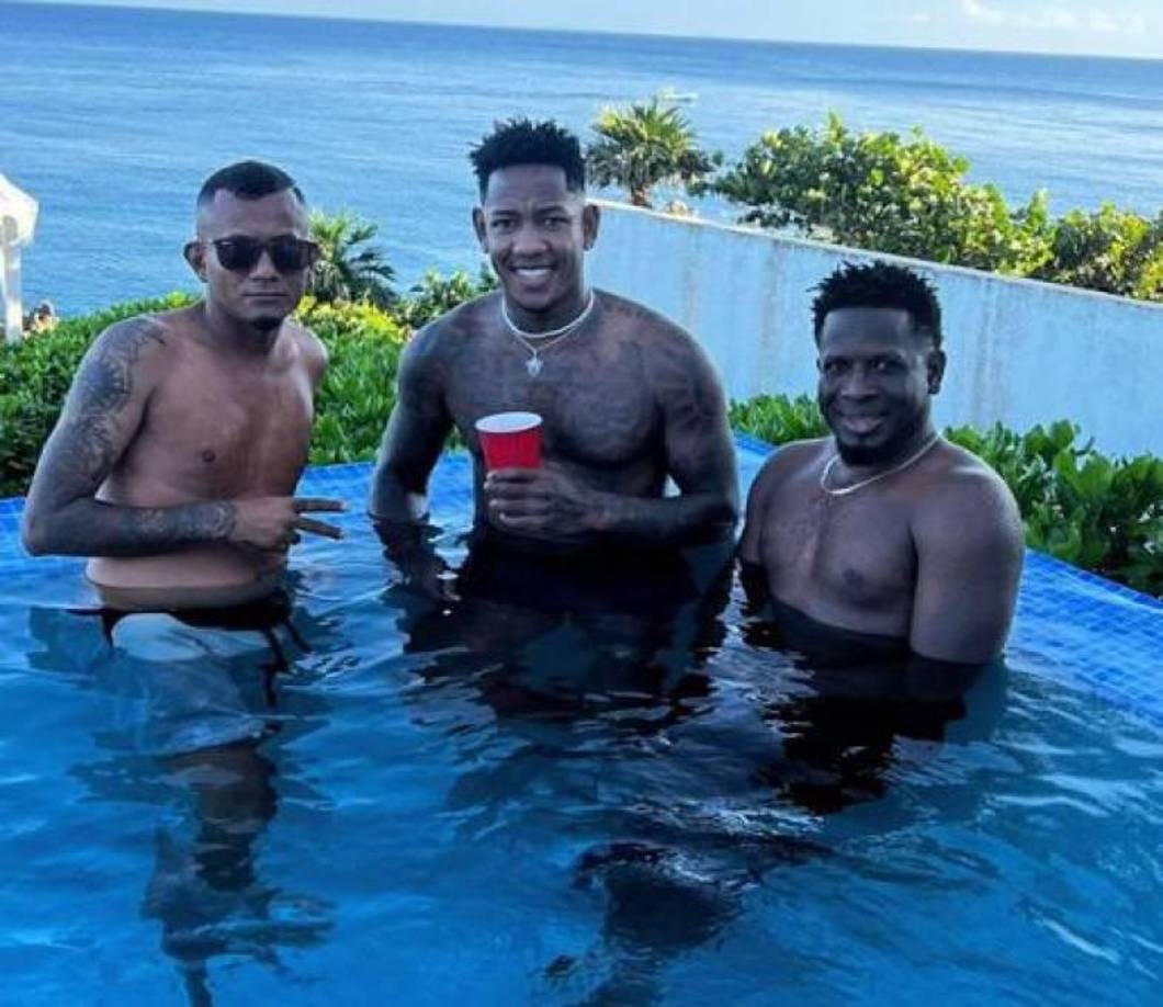 Además de estar junto a Shanee Mclaughlin, Romell Quioto la pasa muy bien junto a sus amigos en la isla más paradisiaca del territorio catracho.