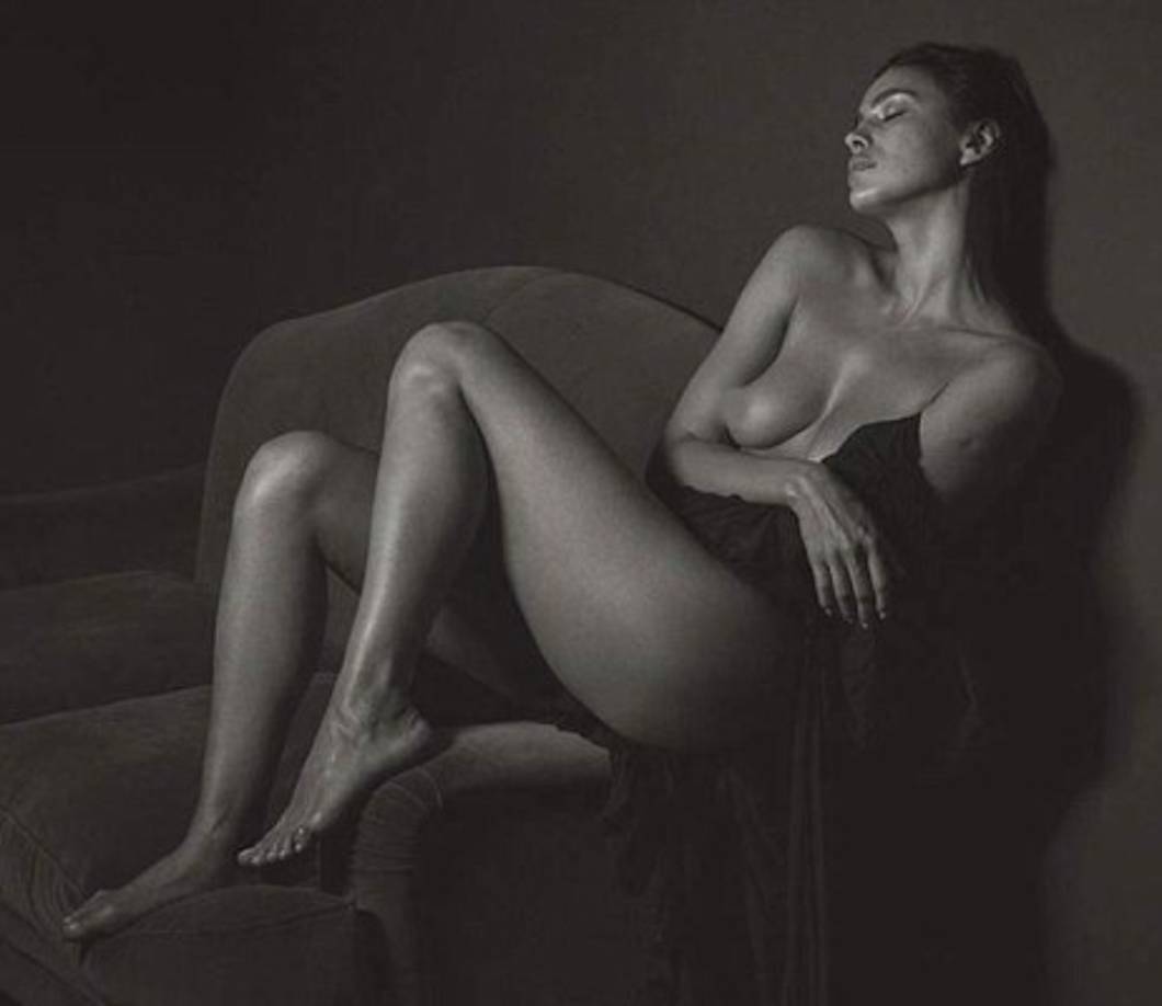 En las imágenes en blanco y negro la modelo muestra sus atributos que muy pocas veces ha dejado ver.