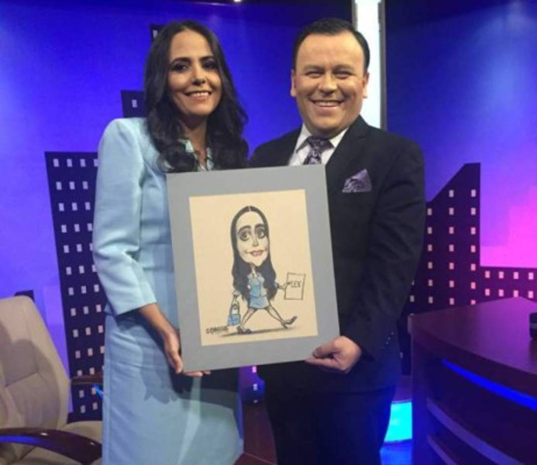 La magistrada de la Corte Suprema de Justicia, María Fernanda Castro, se ha vuelto viral en redes sociales por no saber la respuesta a una pregunta que se le hizo sobre la Constitución de la República. Castro quien fue la primera electa como magistrada en una votación histórica en el Congreso Nacional que tomó dos semanas, ha causado sorpresa al no saber responder en el programa de entrevista de Darío Banegas. ¿Cuántos artículos tiene la Constitución? preguntó el caricaturista y diputado en su programa en la televisión. 'No lo sé... demasiados', respondió a lo que Banegas le dijo: 379 concretamente.