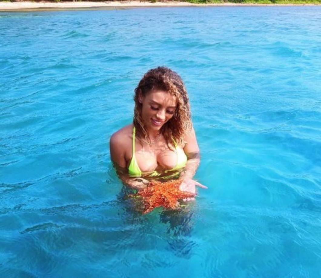 La hermosa chica ha compartido imágenes y señaló que se encuentra en Roatán, Honduras.