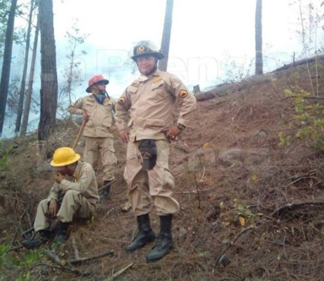 En la imagen, Óscar Madrid junto a dos compañeros apagafuegos.