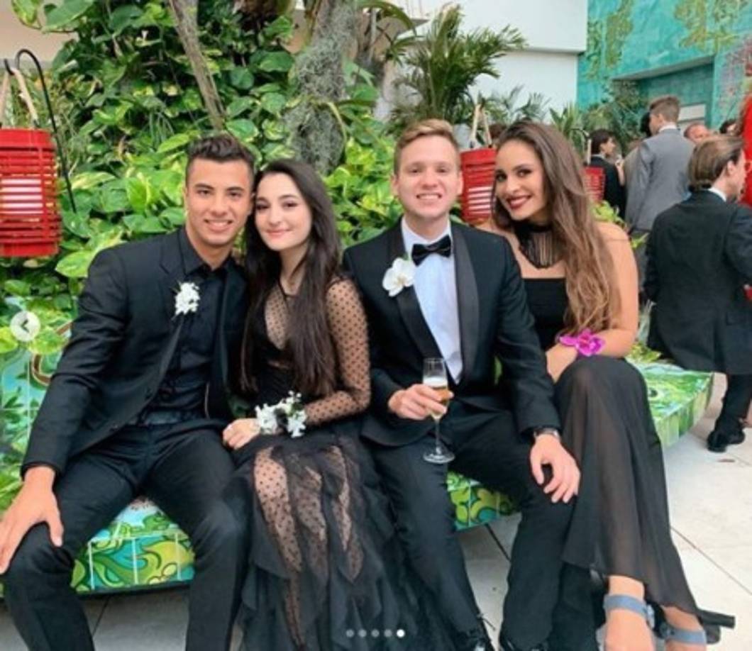 Para la fiesta de graduación escogió un vestido color negro, transparente en la parte baja que la hizo verse aún más bella.