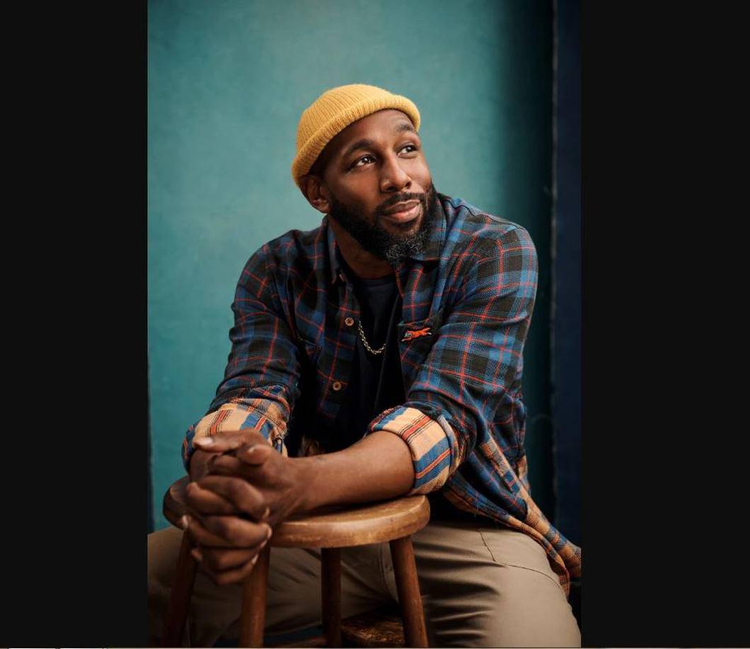 El portal reveló que fue un miembro del personal del motel quien descubrió al popular DJ y presentador de televisión el martes dentro de su habitación, muerto por una herida de bala autoinfligida. 