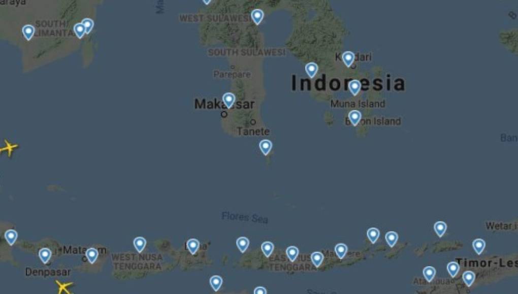 Desaparece avión Boeing con 62 personas en Indonesia