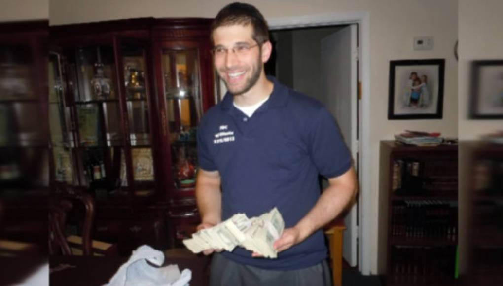 Rabino devuelve 98 mil dólares que encontró en un mueble