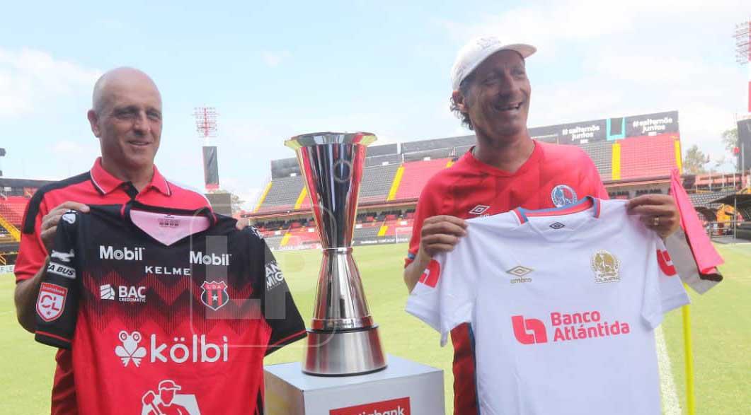 Fabián Coito junto a Pedro Troglio posaron con la camiseta del Alajuelense y Olimpia.