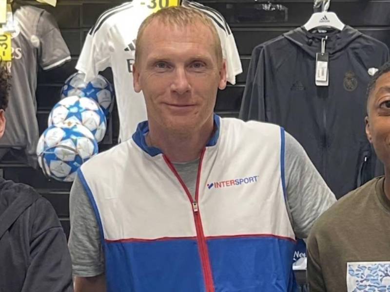 Recordado exjugaror del Barcelona rompió el silencio y realizó impactantes confesiones después de que se hiciera viral una fotografía suya trabajando en una tienda de artículos deportivos.