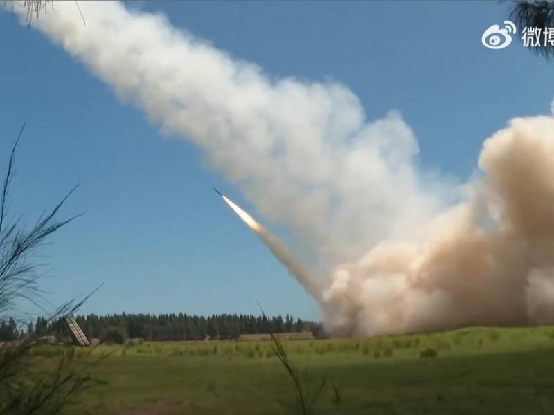 China respondió con maniobras militares con fuego real alrededor de Taiwán tras visita de Pelosi a China.