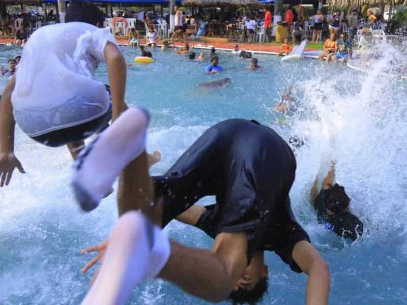 Jóvenes haciendo piruetas en un balneario | Fotografía de archivo