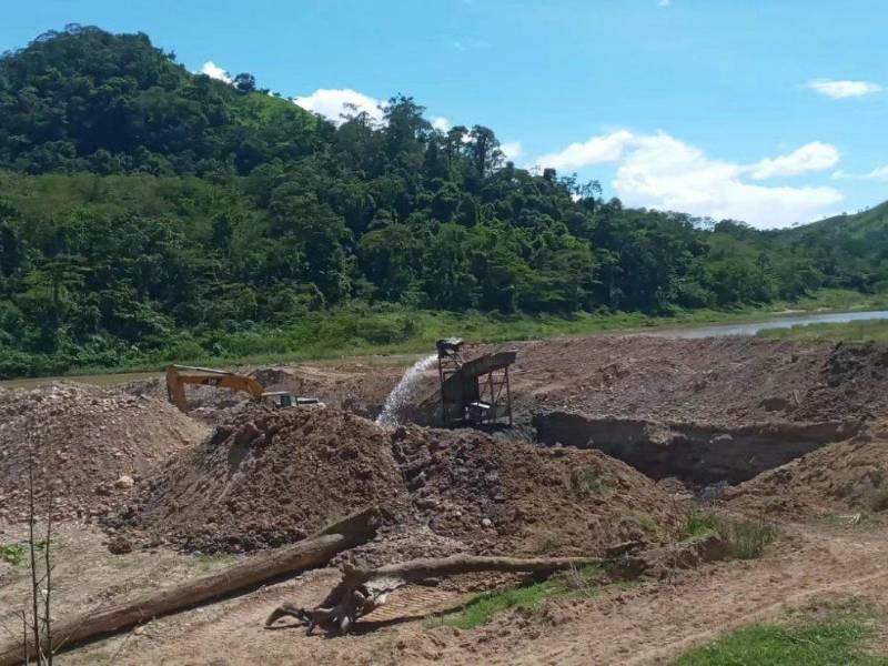 La explotación del río Sico, uno de los más grandes de la región, es ilegal en ese punto.