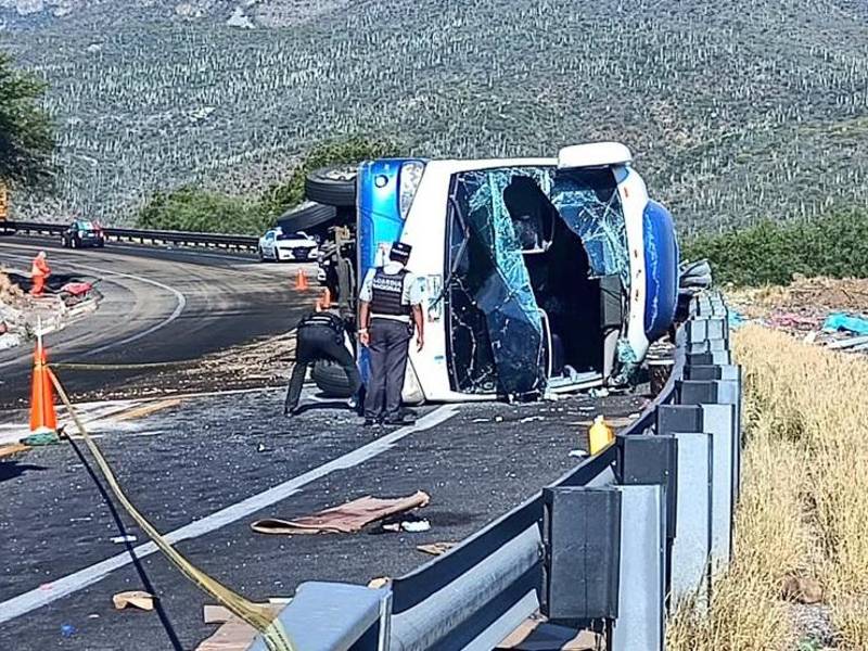 Al menos 17 migrantes murieron y decenas resultaron heridas tras volcarse el autobús en el que se trasladaban hacia el norte de México.