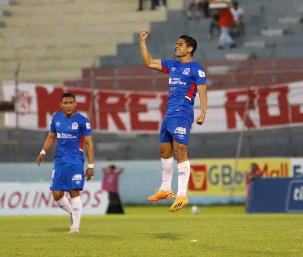 Carlos Pineda en el momento que festejaba el primer gol en el duelo Vida vs Olimpia.