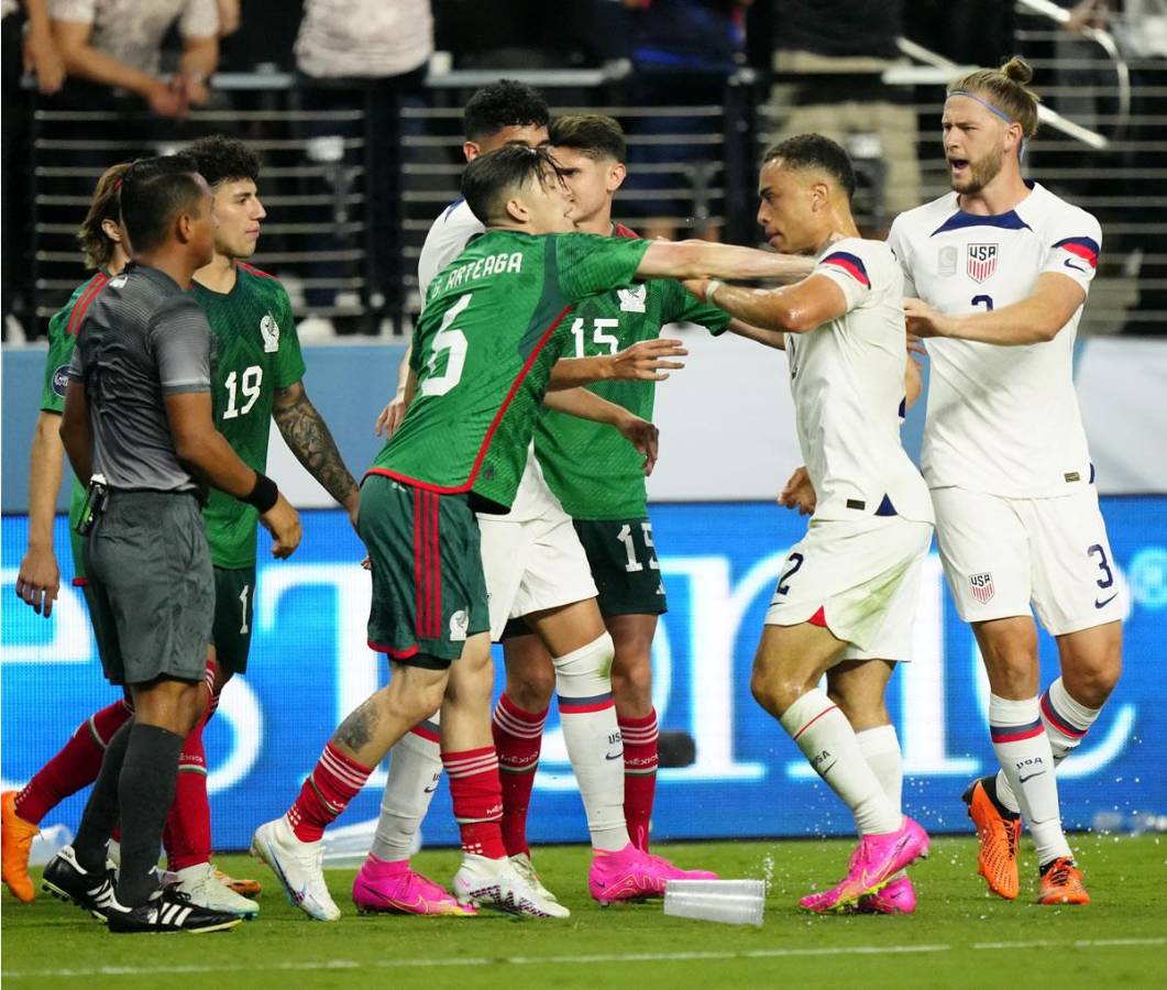 Gerardo Arteaga y Sergiño Dest también tuvieron una pelea.