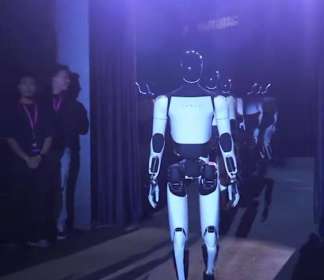Tesla, bajo dirección de Elon Musk ha lanzado al mercado esta nueva generación del robots humanoides, diseñados para realizar actividades cotidianas.