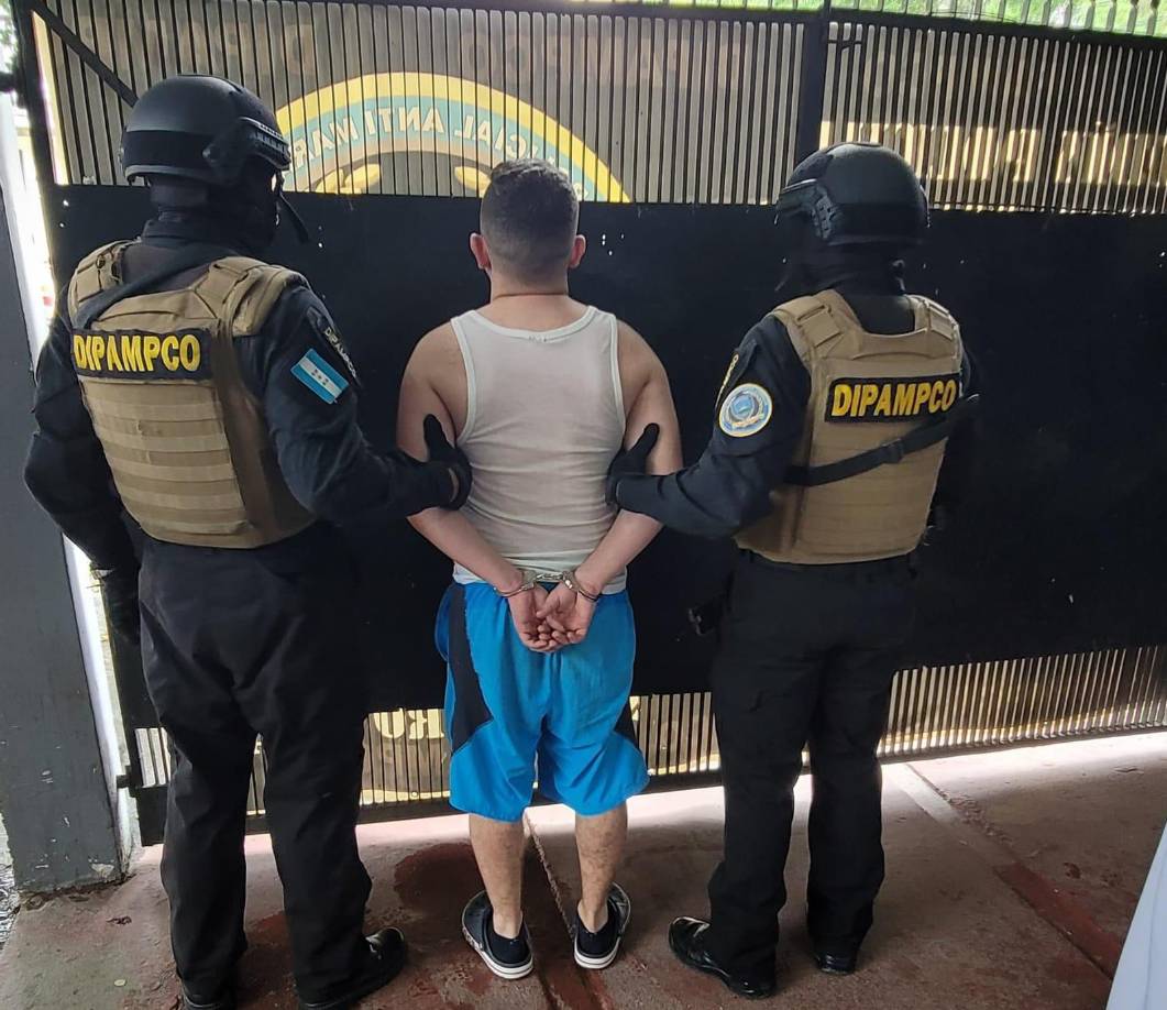 Según la Dipampco “El Cris” es miembro activo de la estructura criminal Pandilla 18 desde hace tres años y se dedica a recolectar dinero producto de la extorsión amenazando a muerte a sus víctimas a través llamadas y mensajes extorsivos.