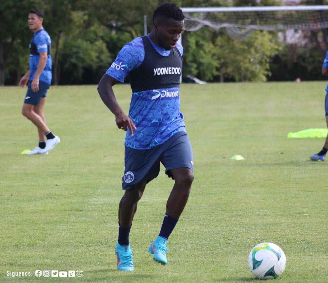 Carlos Mejía - Si hay un jugador peligroso que el Motagua lo tiene como as bajo la manda, es ‘Zapatilla’, jugador eléctrico que podría resolverle cualquie impasse a los azules en ofensiva.