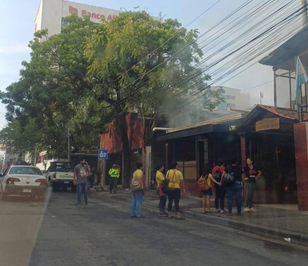 El incendio de esta mañana causó pánico en las personas que estaban dentro de la plaza. 