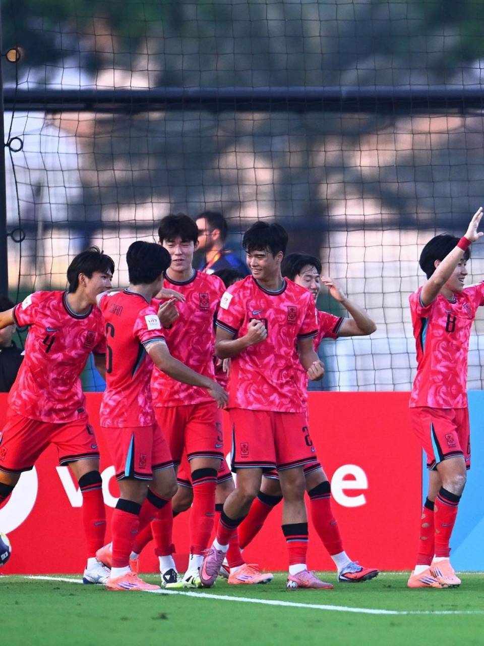 Los jugadores de Corea del Sur celebrando uno de los goles contra México.