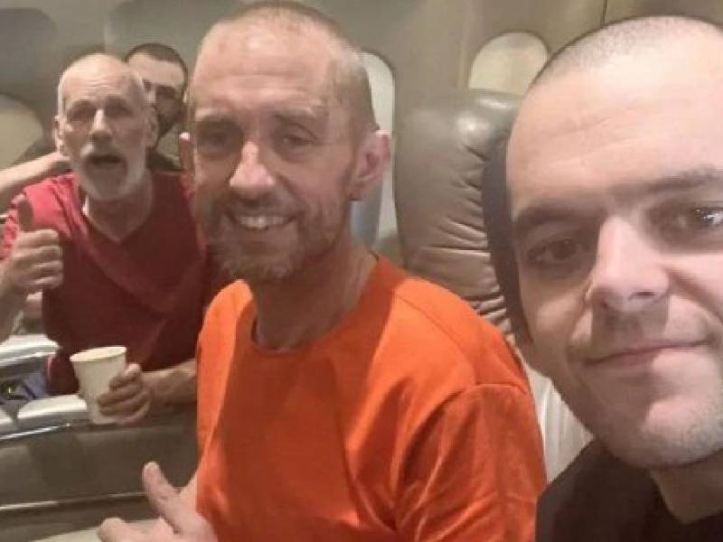 Aiden Aslin (camiseta negra) contó las torturas que recibió en Rusia.