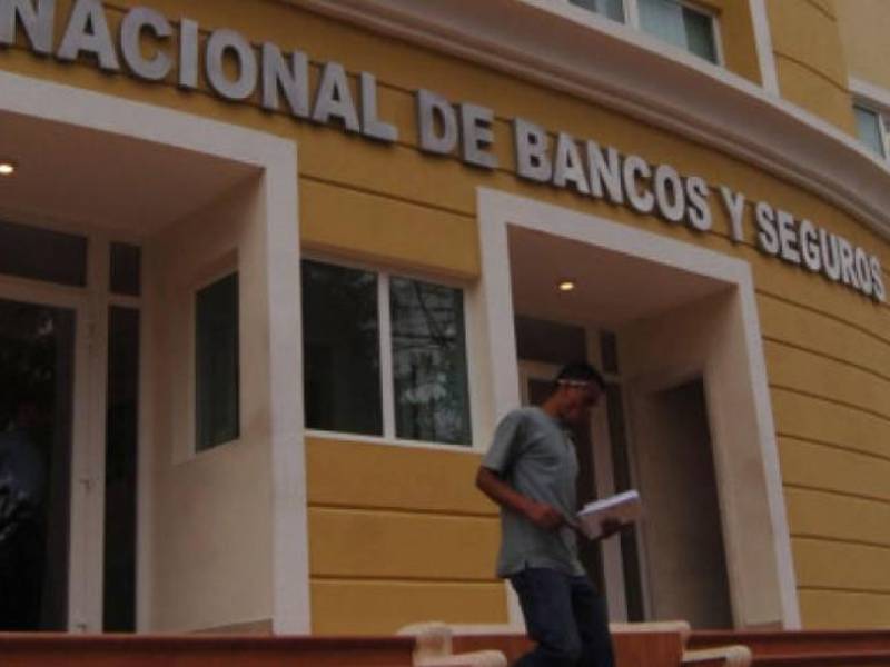 Modificó dos normas en las centrales de información crediticia.