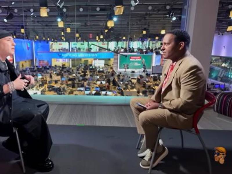 El artista en la entrevista con Tony Dandrades.