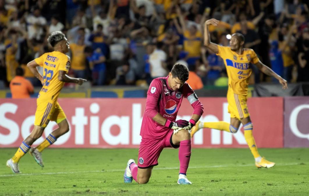 El portero argentino Jonathan Rougier, triste y hundido de rodillas en la dolorosa goleada que sufrió Motagua frente a Tigres.