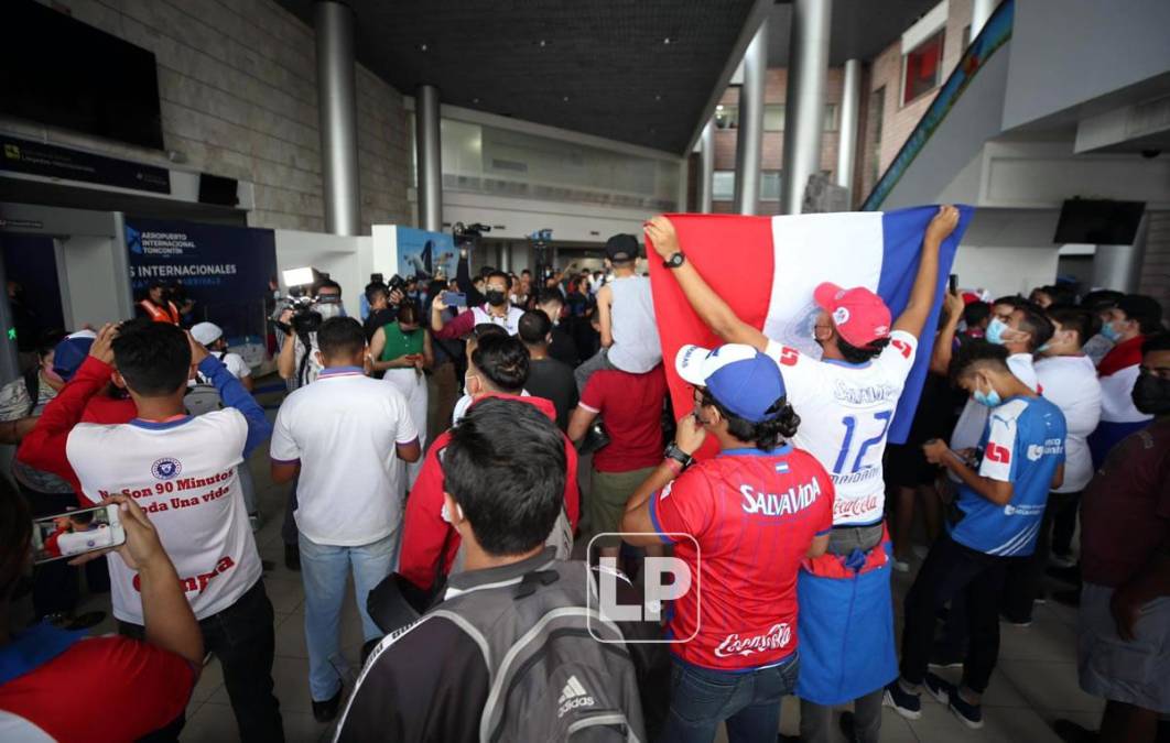 Aficionados del Olimpia esperaron por un buen rato en el aeropuerto Toncontín de Tegucigalpa para recibir al campeón de la Liga Concacaf 2022.